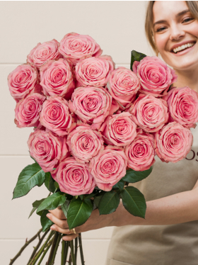 Bouquet of pink roses in heart shape - Sophia Loren