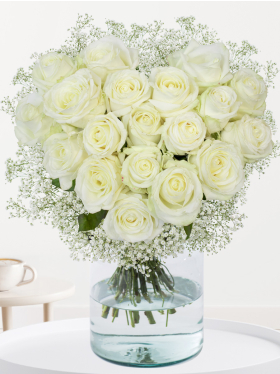 Bouquet of white roses in heart shape with gypsophila - Avalanche